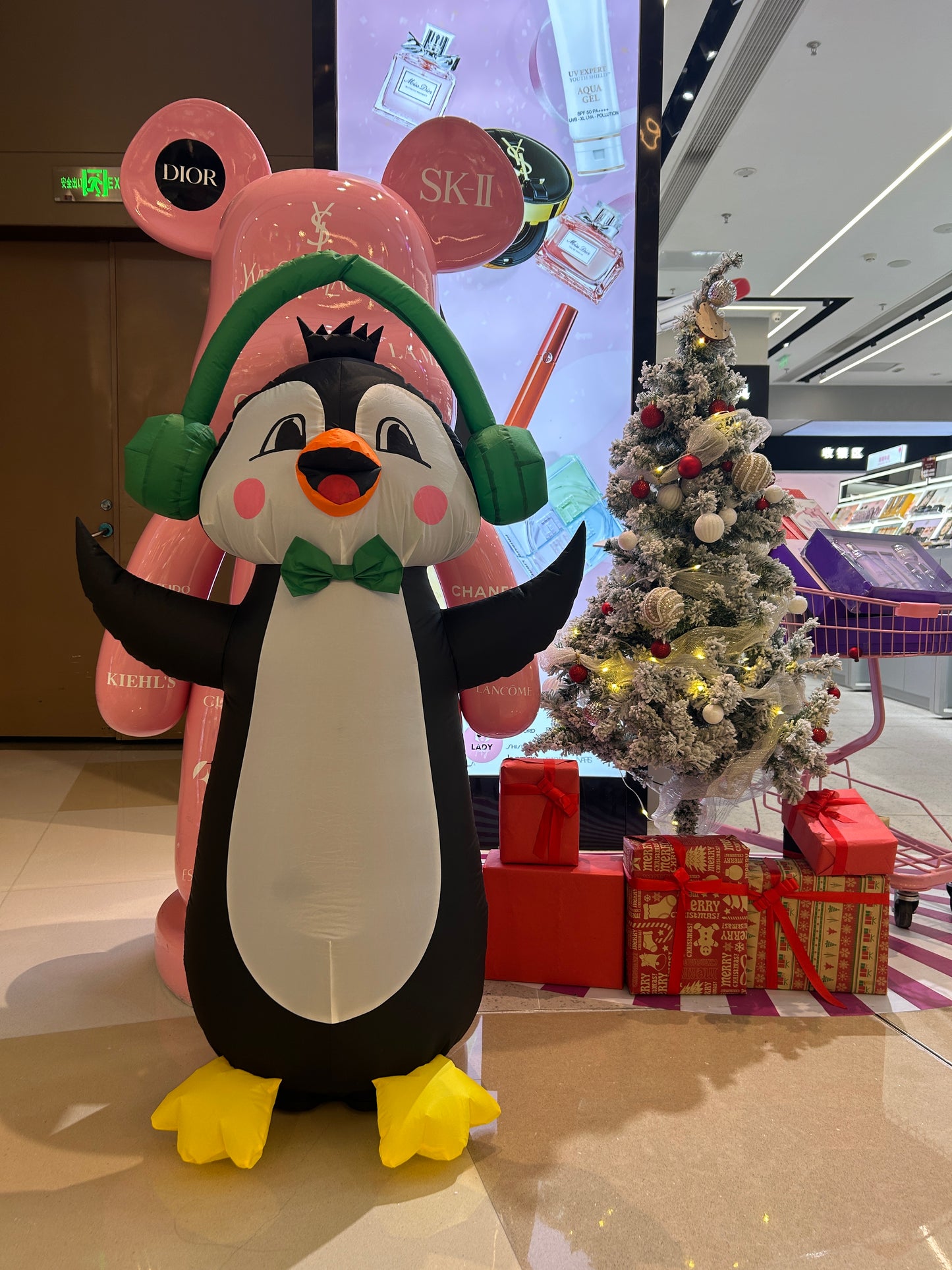 【Christmas gift】Instant Holiday Cheer: LED Penguin with One-Touch Inflation and Remote Control!
